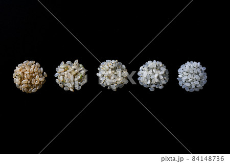 左から玄米、3分、5分、7分、白米の比較 84148736