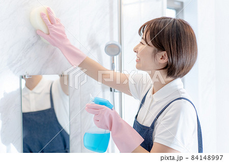 浴室の壁を掃除をする若いハウスクリーニングの女性 84148997