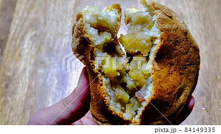 栗の回転焼きを手で割っている写真 栗の回転焼きを手で割っている写真 84149335