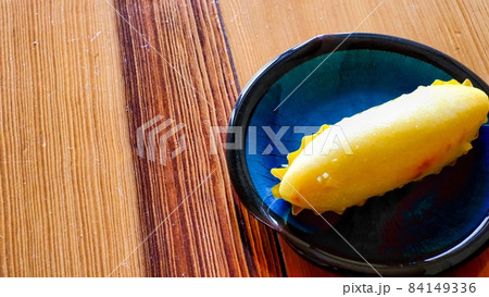 青いお皿に乗せたスイートポテト 青いお皿に乗せたスイートポテト 84149336