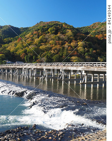 京都　嵐山の紅葉と渡月橋 84149344