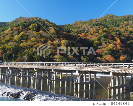 京都　嵐山の紅葉と渡月橋 84149345