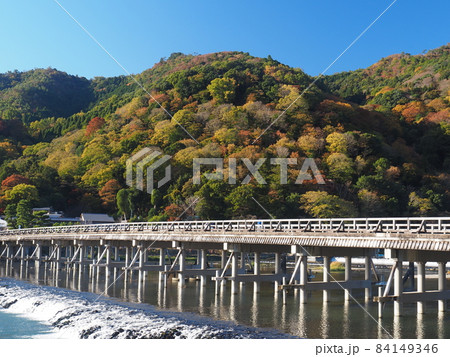 京都　嵐山の紅葉と渡月橋 84149346