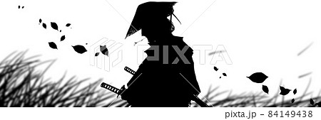 草を噛んで笠をかぶった悲しげな若侍のモノクロシルエットと木枯らしがら吹く背景画 84149438