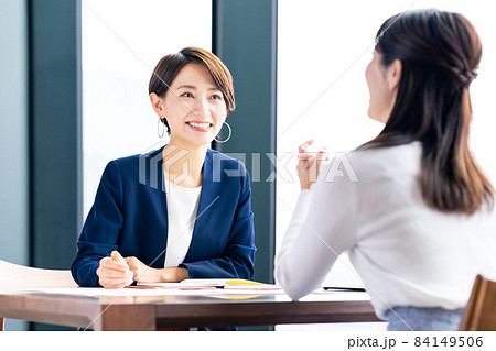 営業するミドルのキャリアウーマン 84149506