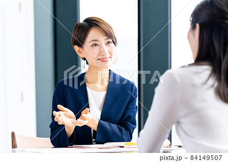 営業するミドルのキャリアウーマン 84149507