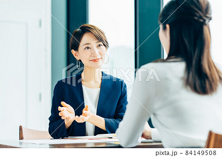 営業するミドルのキャリアウーマン 営業するミドルのキャリアウーマン 84149508