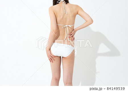 お腹周りが気になる水着姿の女性 84149539