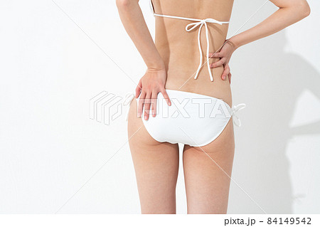 お腹周りが気になる水着姿の女性 84149542