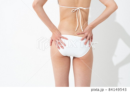 お腹周りが気になる水着姿の女性 84149543