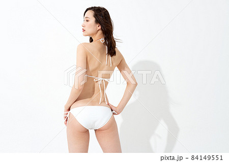 水着を着た女性のポートレート 84149551