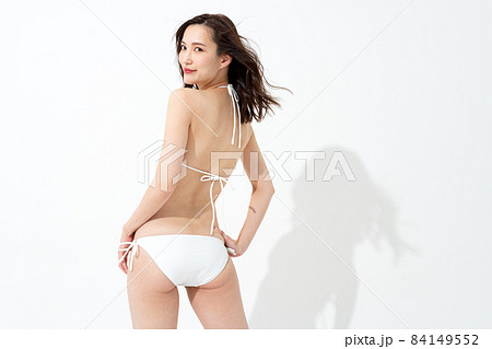 水着を着た女性のポートレート 84149552