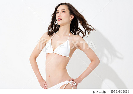 水着を着た女性のポートレート 84149635