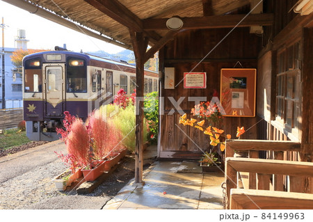 わたらせ渓谷鐵道・上神梅駅「木造駅舎と朝陽の温もりを感じて」 84149963
