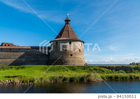 Russia. Leningrad region. September 10, 2021. View of the Golovin Tower in the Oreshek Fortress from the Neva River in sunny weather. 84150011