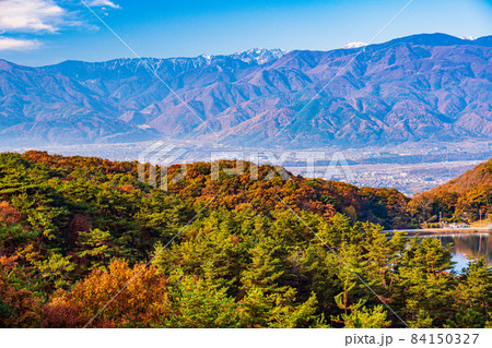 （山梨県）白山から、千代田湖と後方に南アルプスの山並み 84150327