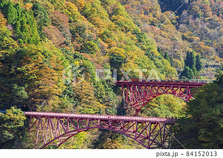 富山県 紅葉の黒部峡谷鉄道 新山彦橋の写真素材