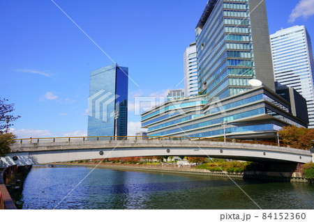 第二寝屋川沿いの読売テレビ本社とクリスタルタワーと大阪城新橋（大阪市中央区） 84152360