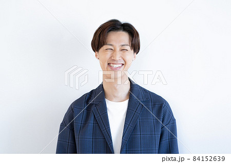 白バックのピアスをする若い男性のポートレート　撮影協力：WEEK芝大門(サンフロンティア不動産 84152639