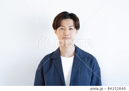 白バックのピアスをする若い男性のポートレート　撮影協力：WEEK芝大門(サンフロンティア不動産 84152640