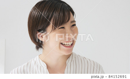 スマートフォンを持つ女性 スマートフォンを持つ女性 84152691