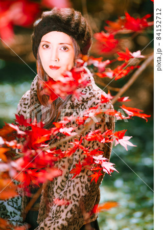 秩父の荒川沿いの公園で紅葉とかわいい女の子 84152712