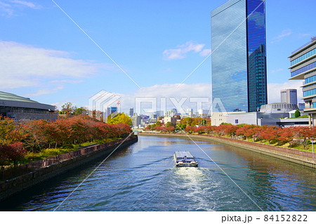 第二寝屋川を行く水上バスと大阪城ホールとクリスタルタワー（大阪市中央区） 84152822