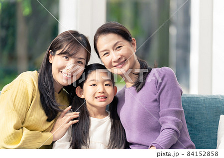 笑顔の祖母・母・孫娘の三世代家族 笑顔の祖母・母・孫娘の三世代家族 84152858