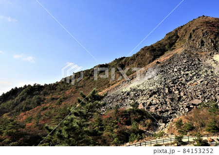 紅葉した伽藍岳 由布市湯布院町塚原 塚原温泉 紅葉した伽藍岳 由布市湯布院町塚原 塚原温泉 84153252