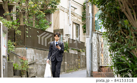 住宅街 男性 歩く 住宅街 男性 歩く 84153318
