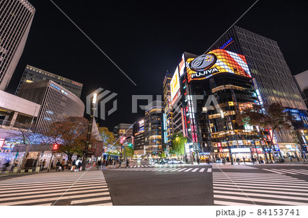 日本の東京都市景観　数寄屋橋の交差点などを望む（夜景） 84153741