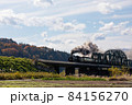 煙を吐きながら鉄橋を超えるSL 84156270