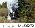 煙を吐きながら走るSL 84156272