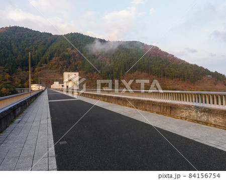 日吉ダムの天端 84156754