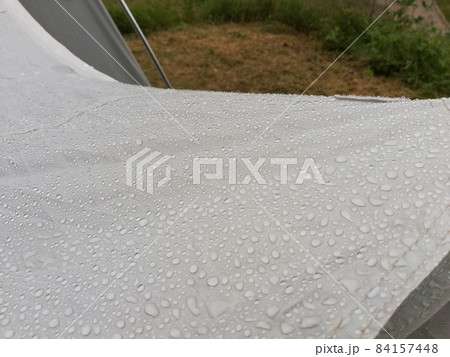 雨の日キャンプ:タープの下で過ごす 雨の日キャンプ:タープの下で過ごす 84157448