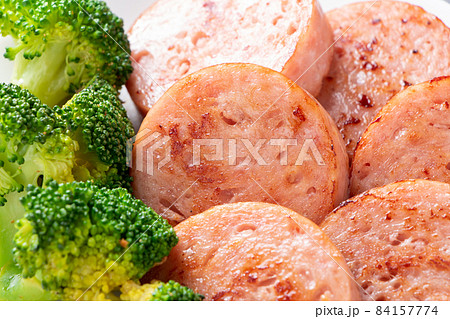 輪切りにして焼いたボローニャソーセージ。 84157774
