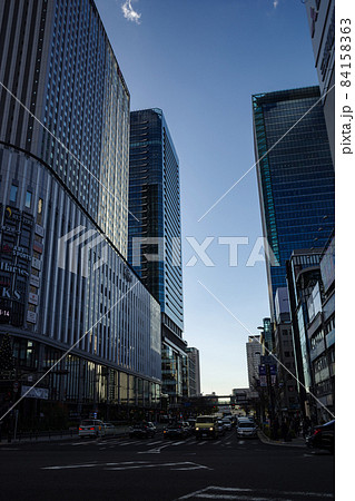 夕暮れの街並み・大阪梅田 84158363