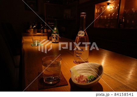 リゾート温泉旅館のカウンターバー 84158541