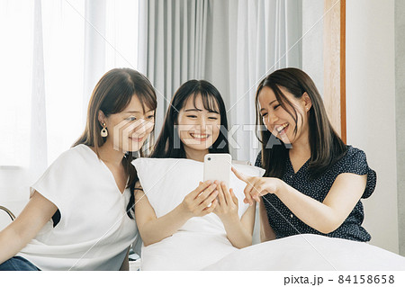 旅行先でスマホを使う女性たち（アプリ） 84158658