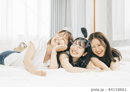 旅行の宿泊先に着いた女性たち（ベッド） 84158661