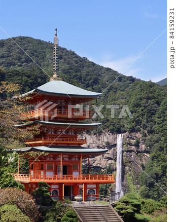 熊野の那智山青岸渡寺の三十塔と那智大滝 熊野の那智山青岸渡寺の三十塔と那智大滝 84159231