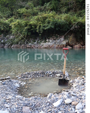 熊野川に支流・大塔川に温泉が湧く熊野の天然露天風呂・川湯温泉 熊野川に支流・大塔川に温泉が湧く熊野の天然露天風呂・川湯温泉 84159241