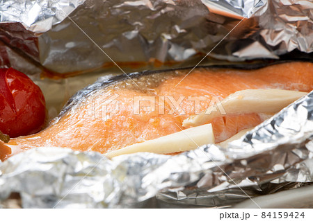 鮭のホイル包み焼きのアップ。 鮭のホイル包み焼きのアップ。 84159424