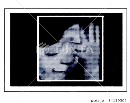 妊娠後期の3Dエコー写真風イラスト　手をあげている笑顔の胎児 84159505