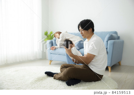 2ヶ月の赤ちゃん　育児　　 84159513