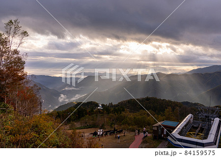 長野県阿智村 ヘブンスそのはらの展望台から朝の雲海を見る人々と雲間からの斜光 長野県阿智村 ヘブンスそのはらの展望台から朝の雲海を見る人々と雲間からの斜光 84159575