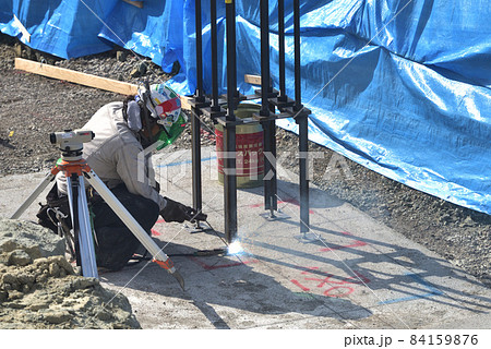 鉄骨柱を固定するアンカーセットの溶接作業風景 鉄骨柱を固定するアンカーセットの溶接作業風景 84159876
