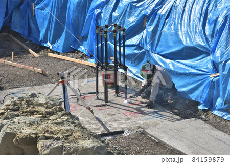 鉄骨柱を固定するアンカーセットの溶接作業風景 鉄骨柱を固定するアンカーセットの溶接作業風景 84159879