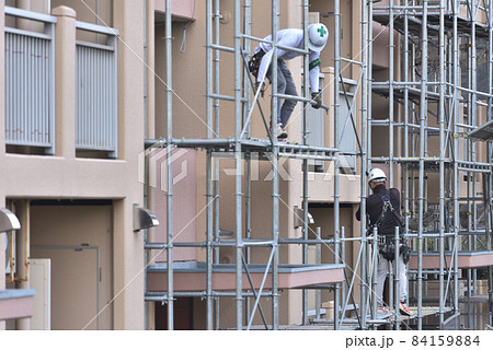 集合住宅のリフォーム 外壁塗装の仮設足場組立作業風景 集合住宅のリフォーム 外壁塗装の仮設足場組立作業風景 84159884