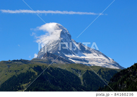 マッターホルン　上空の筋雲が印象的 84160236